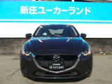MAZDAらしい凛とした表情。滑らかなヘッドライトがあなたのドライブを優しくリードしてくれます。The MAZDA-like dignified look. Smooth headlights gently lead your drive.