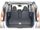 簡単に収納できる後部座席!大空間が出現します!シートアレンジが多彩な点も特徴です!レジャー用品も積み込めます!