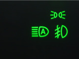 オートマチックハイビームとは、先行車や対向車のライトを認識し、ハイビームとロービームを自動で切り替える機能です。夜道の視界を確保します。詳細は販売店スタッフまでお尋ね下さい。