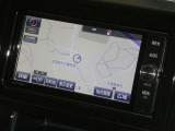 【7インチ純正ナビ】純正ナビを装備。タッチパネル式で使いやすく、詳細地図により目的地をピンポイントで設定できます。初めての道でも迷いにくく、ロングドライブも快適ですよ♪