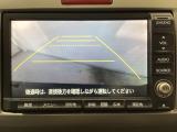 バックでの車庫入れも安心です! リアカメラが付いているバックモニター付のナビを装備しております。操作線もついており距離感も画面から確認できます。
