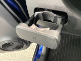 格納式のカップホルダーがあります。