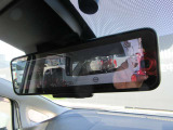 【スマートルームミラー】車両後方のカメラ映像をミラー面に映し出します。車内の状況や天候などに影響されずいつでもクリアな後方の視界が得られます♪