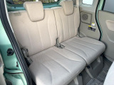 後部座席も気になるようなキズ・汚れやへたり等、大きなダメージはなく、良好な状態です。
