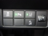 パーキングセンサーや横滑りを防ぐVSA等のスイッチ類は運転席の右側、手の届きやすい位置にあります。