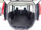 セカンドシートを倒すとさらに広々のラゲッジスペース