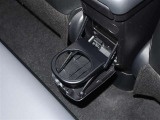 センターコンソールのリヤには収納式のカップホルダーが