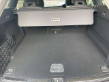 広大な広さのカーゴスペースはフラットで荷物が積みやすくなっています。また、分割式(60:20)のリアシートを倒せば、長尺物も楽々積んでいただけます。SUV車の便利さを実感するときですね。