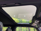 【ガラスルーフ】ガラスルーフ搭載で車内の解放感が一気にアップ!開放的なドライブをお楽しみいただけます。