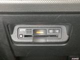 エアコンパネルの下にETCがついています。高速道路の料金所の通過も楽々です!。 カードの取り出しもしやすい場所についています。