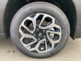 【純正ホイール】純正設計ならではの美しいデザインと精密な仕上げで、車両全体のスタイリングを引き立てます。