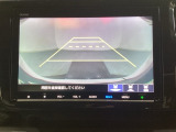バックでの車庫入れも安心です! リアカメラが付いているバックモニター付のナビを装備しております。操作線もついており距離感も画面から確認できます。