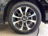 【アルミホイール】純正アルミホイール装備!足元を際立たせ、軽快な走りを演出します!印象もアップし、スタイルも引き締まります!スポーティーさの中にラグジュアリーを感じさせるデザインですね♪