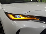 【LEDヘッドライト】悪天候や夜間走行時も良好な視界を確保し安心して運転できる高輝度LEDヘッドライトを装備!点灯速度が早く、消費電力も抑えられています。