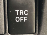 トラクションコントロールとは、すべりやすい路面での発進時や加速時にタイヤの空転を抑え、駆動力確保に貢献する機能です。詳細は販売店スタッフまでおたずねください。