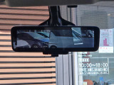 後方をカメラで映しだす機能が付いたスマートルームミラー!ルームミラーの下のレバーを変えるだけで、後席に大きな荷物が乗っていても、後方をカメラを確認できる便利機能!。