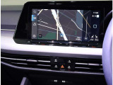 VW純正インフォティメントシステム「DiscoverPro」大変使いやすいタッチパネル型ナビゲーションでETC2.0とエンブレム内蔵バックカメラが付いています。