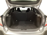 ラゲッジも広く使いやすいトランクは、開口部も広く荷物の積み下ろしもしやすいお車となっております。リアシートの背もたれは6:4の割合で分割して可倒できるので、長いお荷物などを載せることもできます。