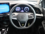 Volkswagen全車共通の上質な本革を使用した手触りのしっとりとしたステアリングです。唯一素肌が触れるハンドルは上位モデルと同じ握り心地になっております。