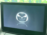【8インチマツダコネクト】車内の雰囲気にマッチした大型のディスプレイ。スマホ接続でのナビ使用やBluetooth再生等、様々な機能が楽しめます。直感的なダイヤル操作が可能で、使い勝手も良好です。