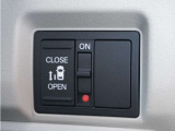 【電動スライドドア】ボタンを押すだけでスライドドアの開閉が可能。もちろんキーからの操作も可能。お子様を抱いている時・両手いっぱいの荷物を持ってる時など非常に役立ちます。