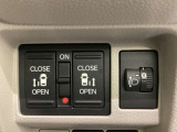 両側電動スライドドアは運転席から操作ができるよう、操作スイッチが付いています。その横にはヘットライトリベライザーのスイッチがついています。道路状況や積荷の加重に応じてライトの高さを調節できます。
