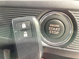 【キーレススタートシステム】カバンやポケットに入れたままでもドアの施錠・解錠が可能なスマートキーを装備。エンジンのオン・オフ時もカギを取り出す必要が無いからとっても便利です♪