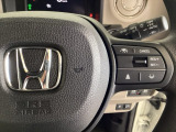 ハンドルにHondaセンシング系のクルーズコントロールやレーンキープアシストなどのスイッチが装備されています。ハンドルから手を離さず安全に操作できます。