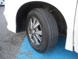 15インチ純正アルミ装着で、タイヤ溝も十分あります!