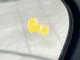 【ブラインドスポットモニター】走行中、ドアミラーの死角になりやすい箇所に後続車が接近するとサイドミラーのレンズに警告を表示!ドライバーに注意喚起をしてくれます。