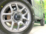 【グレード専用純正16インチアルミホイール】デザイン性の高い純正アルミホイールを装着しております。各種社外アルミホイールや、スタッドレスタイヤも取扱いしております。是非ご相談ください♪