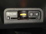 ハンドルの左下にETC2.0がついています。高速道路の料金所の通過も楽々です!。 カードの取り出しもしやすい場所についています。