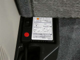 【パンク修理キット】・・・応急用タイヤに代わってパンク修理キットが装備されています。 タイヤ内部に専用修理液と空気を注入する応急処理用。(側面のパンクは非対応)