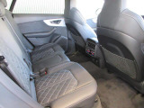 ホールド性が高く、ほどよく固いリアシートは長時間乗車も快適に過ごす事ができます!!