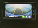 バックでの車庫入れも安心です! リアカメラが付いているバックモニター付のナビを装備しております。操作線もついており距離感も画面から確認できます。