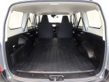 セカンドシートを倒した状態です。荷室スペースが広がります。
