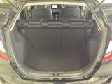 ラゲッジも広く使いやすいトランクは、開口部も広く荷物の積み下ろしもしやすいお車となっております。リアシートの背もたれは6:4の割合で分割して可倒できるので、長いお荷物などを載せることもできます。