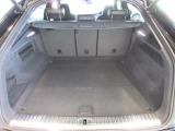 奥行きがあり容量十分なトランクスペースは後席を倒してトランクスルーも可能です