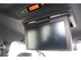 長距離のドライブでも退屈せず快適に過ごせる後席モニター。小さなお子様のいらっしゃるご家庭に特に人気の装備です♪