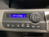 セレクトレバーの左側にプラズマクラスター付き・オートエアコンがついてますので、簡単操作で快適に過ごせます。リア熱線のスイッチの中に、雪道に対応したサイドミラーヒーターも入っています。