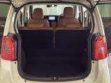 開口部も広く荷物の積み下ろしもしやすいお車となっております。シートの背もたれは5:5の割合で分割して可倒できるので、長いお荷物などを載せることもできます。