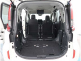 【トランクルーム】荷室の広さも十分です!シートアレンジでシートを畳めば長い荷物だって積めますね。シートアレンジの操作方法など、お気軽にご相談下さい。