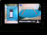 アラウンドモニター 白線や駐車車両をナビ及びルームミラーに表示 駐車している車両との位置関係も一目で分かって安心です