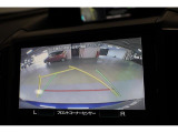 バックギアに入れるとバックカメラの映像がナビに映ります。障害物までの距離もわかりやすいです。