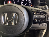 ハンドルにHondaセンシング系のクルーズコントロールやレーンキープアシストなどの操作スイッチが装備されています。ハンドルから手を離さず安全に操作できます。