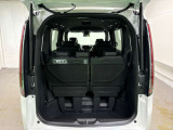 三列目乗車時でも十分なスペースのあるトランクフロアです。