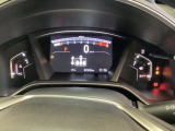 真ん中にスピードメーターを配した、見やすい3眼メーターになっています。中央のインフォメーション画面でオドメーターや燃費などの情報を確認できます。
