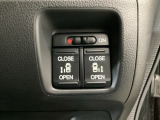 【両側パワースライドドア】両側がパワースライドドアになっており、運転席のスイッチやスマートキーでも開閉が可能です!開口部も広いので乗り降りも楽々♪