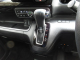 インパネシフトだから視線の移動も少なく足元もスッキリ。運転席もゆったりしているのでゆとりを持ってドライブできますね。