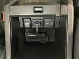センターコンソール内の収納部分には、アクセサリーソケットとナビゲーション用の外部入力可能なUSB端子などがついています。移動中に充電もできるので便利です。